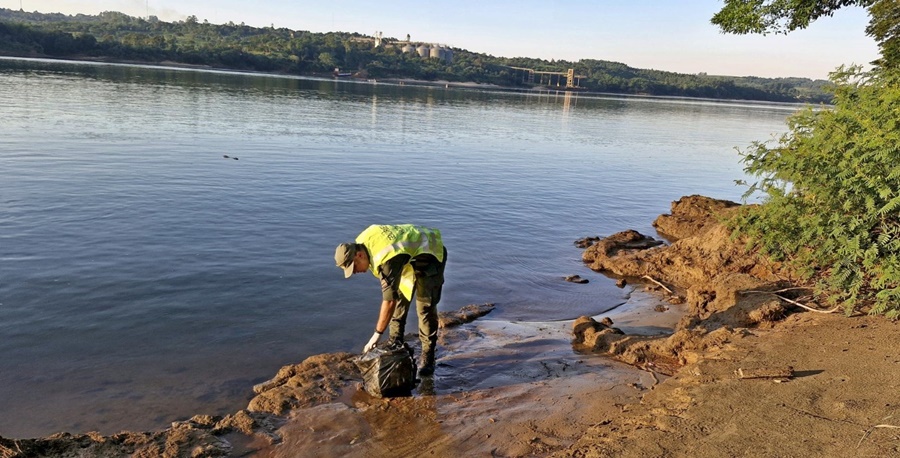 Narcotráfico en la costa: Abandonó marihuana cuando fue sorprendido por Gendarmería Nacional, un individuo se dio a la fuga cuando manipulaba un bulto en las costas del Río Paraná
