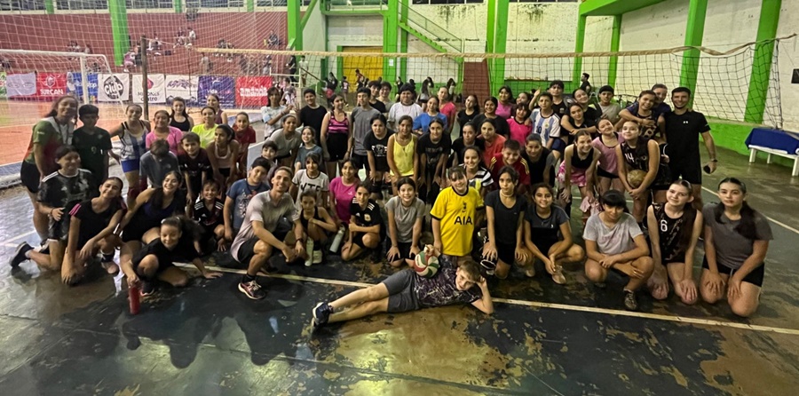 Actividad deportiva apostoleña:  la Escuela de Vóley Municipal cuenta actualmente con 172 alumnos en las distintas categoría
