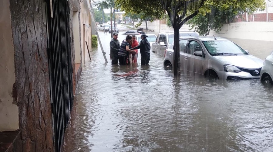 Prefectura y Gendarmería asisten a vecinos afectados por las inundaciones en Corrientes