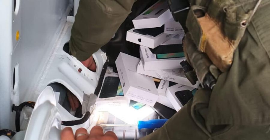 Ocultaban 84 teléfonos en su vehículo: Los dispositivos se encontraban disimulados en distintos compartimientos del rodado