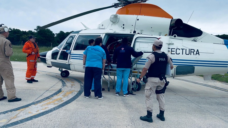 Emergencia en alta mar: En una milimétrica maniobra la Prefectura Naval Argentina aeroevacuó de urgencia a un tripulante con problemas cardíacos
