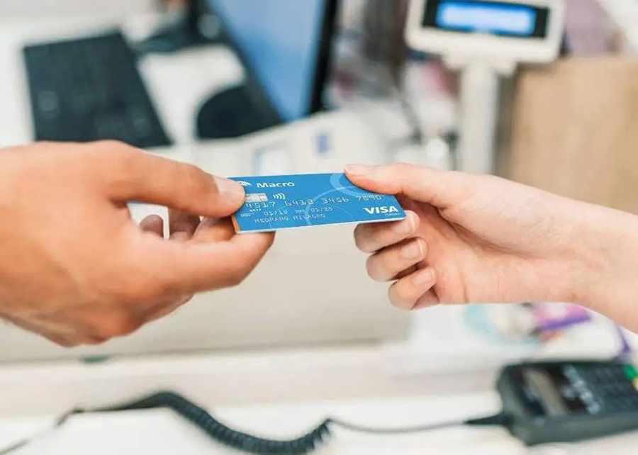 Recomiendan el uso de tarjetas para evitar filas en cajeros y bancos