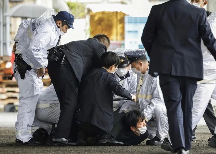Ataque con explosivos: El Primer Pinistro de Japón fue evacuado de emergencia durante un acto electoral por una bomba