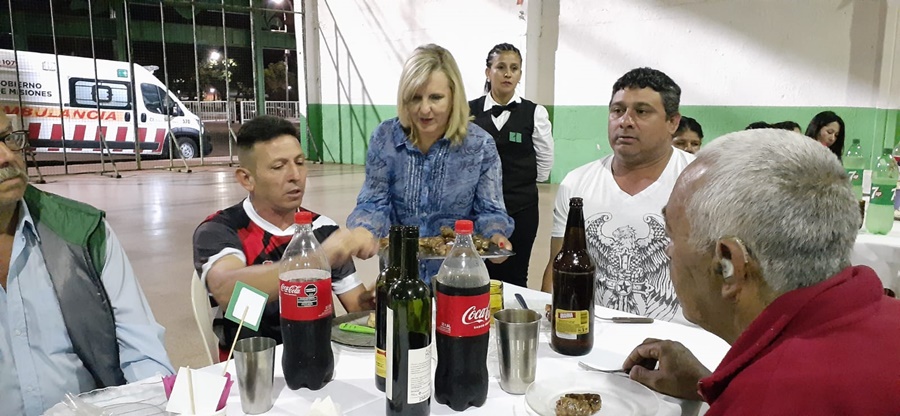 Apóstoles: Los empleados municipales reciben un Bono de 15.000 pesos, lo anunció la Intendente Safrán