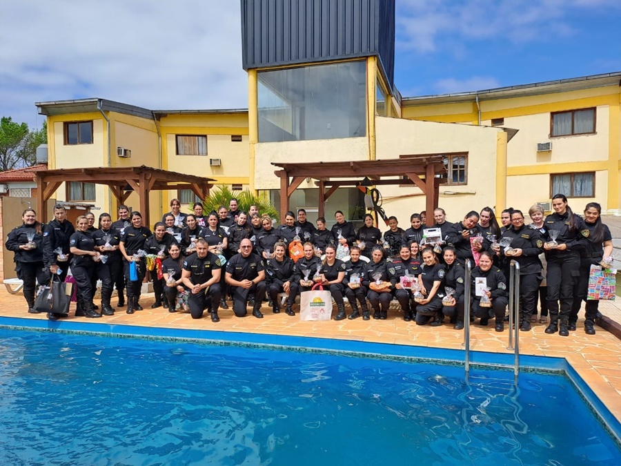 Agasajaron al personal policial femenino de la Unidad Regional VII Apóstoles por el Día de la Madre