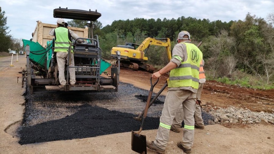 Programa Mejores Rutas en Misiones: Intensos trabajos de bacheo profundo en la Ruta Provincial N° 4, ejecuta la Dirección Provincial de Vialidad