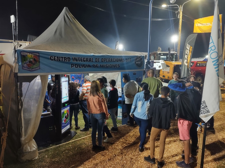 La Policía de Misiones expone sus tecnologías de seguridad en la edición 37º de la Fiesta Nacional de la Madera, que se realiza en la localidad de San Vicente