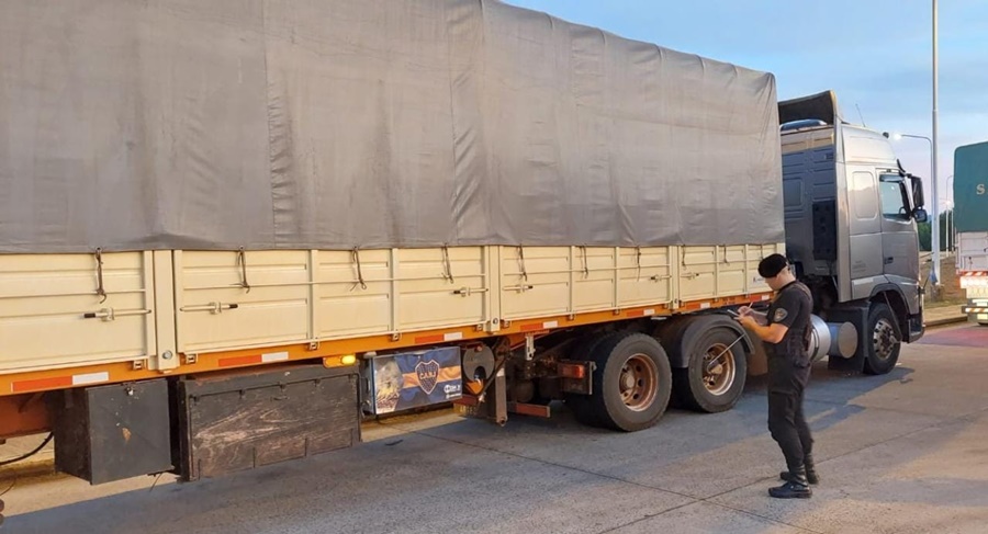 Apóstoles: Se retuvo un camión con carga de granos de soja, tras evadir el control fiscal de la Agencia Tributaria Misiones