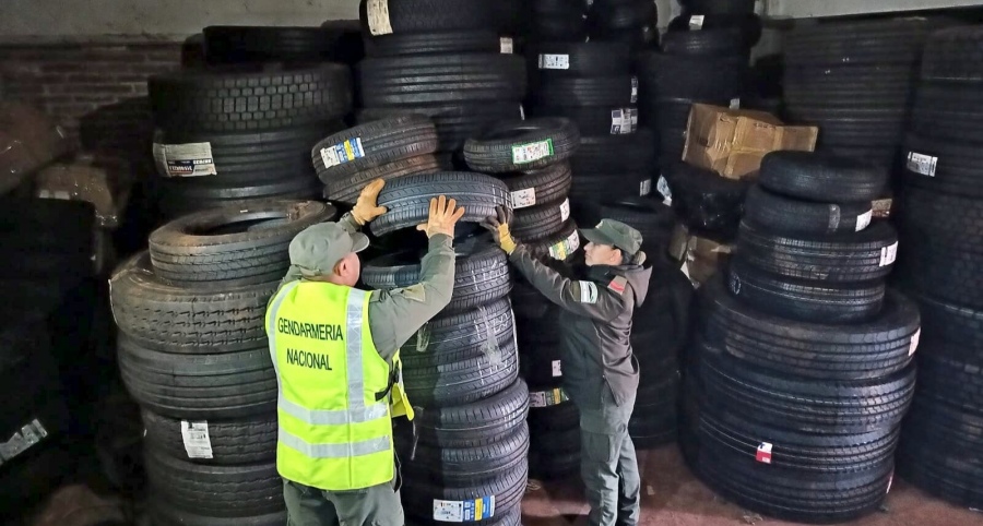 Gendarmes pertenecientes al Grupo “Azara” decomisaron 521 neumáticos, la mercadería de origen extranjero fue interceptada luego de ser despachada en encomiendas