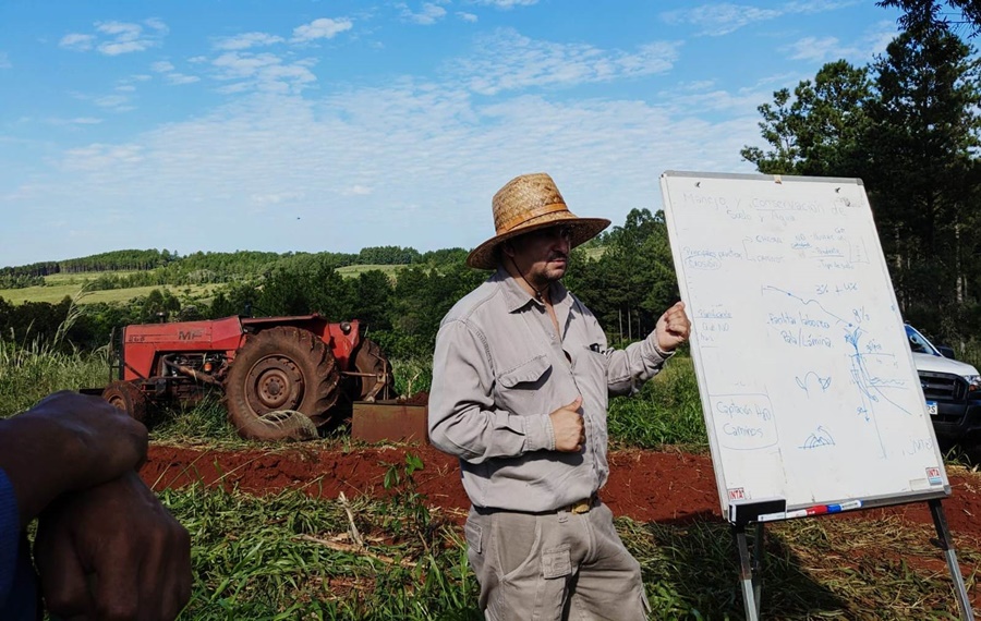 Misiones: En la chacra de Dutka en la localidad de 25 de Mayo, capacitación para evitar erosión y retener el agua