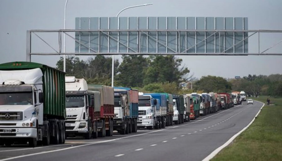 El derrame del campo: El repunte de la producción generará 1,3 millones de viajes más en camión