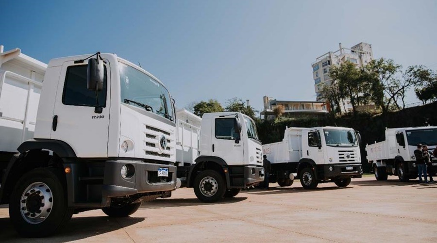 Misiones: En el predio de La Cascada en la Costanera de Posadas, entregaron camiones volcadores a Municipios y se firmó la prórroga de la línea de crédito destinada al sector yerbatero y al forestal