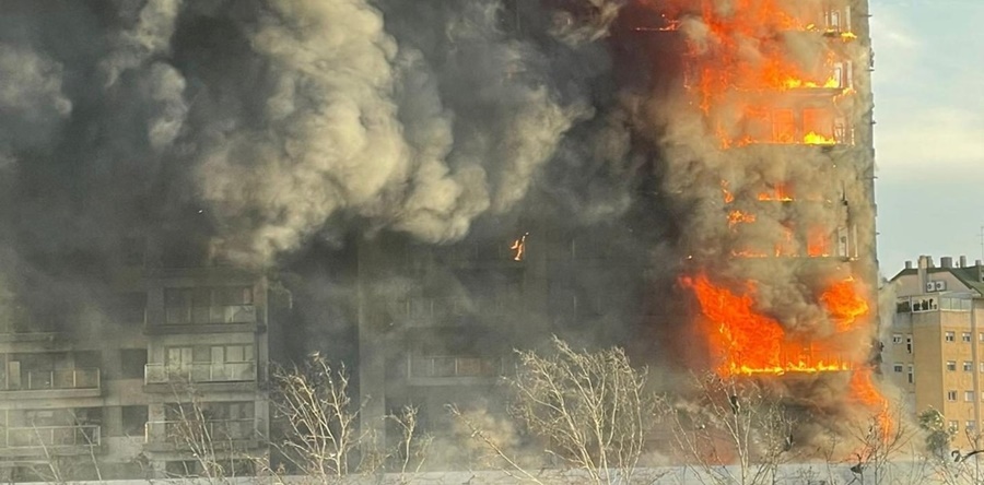 España: Feroz incendio en un edificio de Valencia, confirman 4 muertos y los vecinos aseguran que quedan personas atrapadas