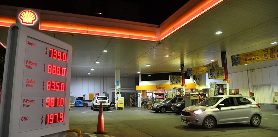 Fue encabezado por Shell, la siguió Axion y también se sumará Puma: Las petroleras empezaron a subir sus combustibles alrededor de 27% y el ajuste roza el 90% en menos de un mes
