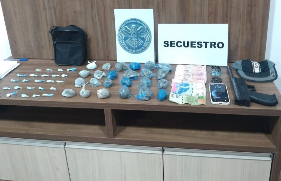 Demoraron a un joven de 16 años comercializando drogas en un espacio público en la ciudad de Puerto Iguazú, continúan las investigaciones para determinar la procedencia y posibles conexiones con otros hechos de narcomenudeo