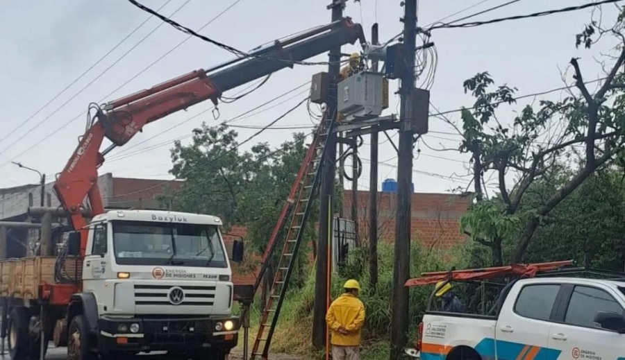 Cuadrillas de Energía de Misiones desplegadas por el paso del frente de tormentas