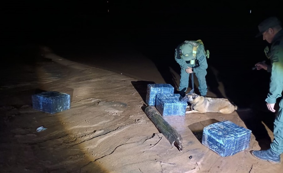 Gendarmes sorprendieron a contrabandistas de estupefaciente en la costa del Río Paraná