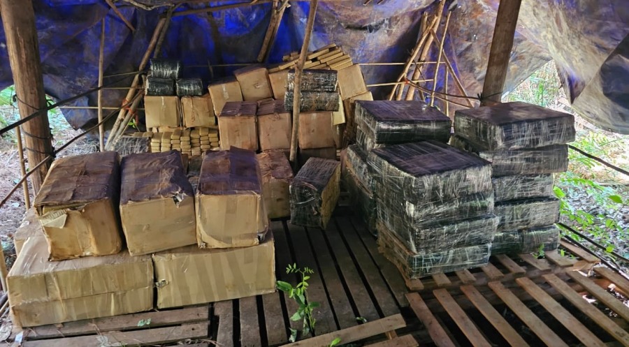 Arrestos y toneladas de droga secuestradas por la Policía de Misiones en un campamento oculto en la zona rural del Municipio de Montecarlo, lo incautado está valuado en más de 6.889 millones de pesos