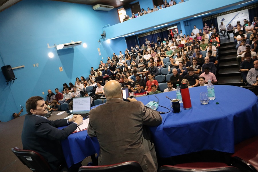 Charla sobre dolarización y sus efectos reales en la economía, en la cual participó el Ministro Adolfo Safrán