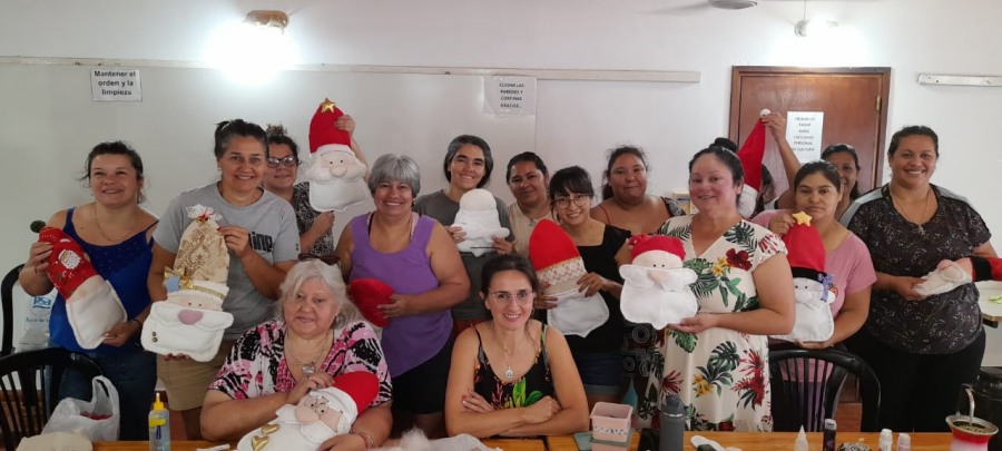 Apóstoles se viste de Navidad con exitosos talleres navideños: Creación de Papá Noel Colgante y elaboración de pan dulce en distintos barrios de la ciudad