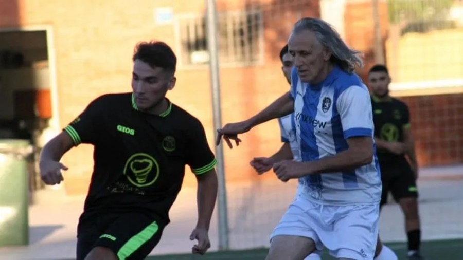 Tiene 61 años, es uruguayo y sigue jugando: Robert Carmona, el futbolista más longevo del mundo, debutó en 1976 como jugador, pasó por casi 50 clubes y ostenta dos Récord Guiness