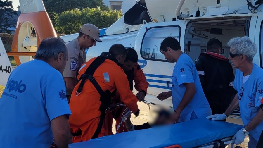 Operativo aéreo en el mar: Prefectura Naval Argentina evacuó de urgencia a un tripulante accidentado