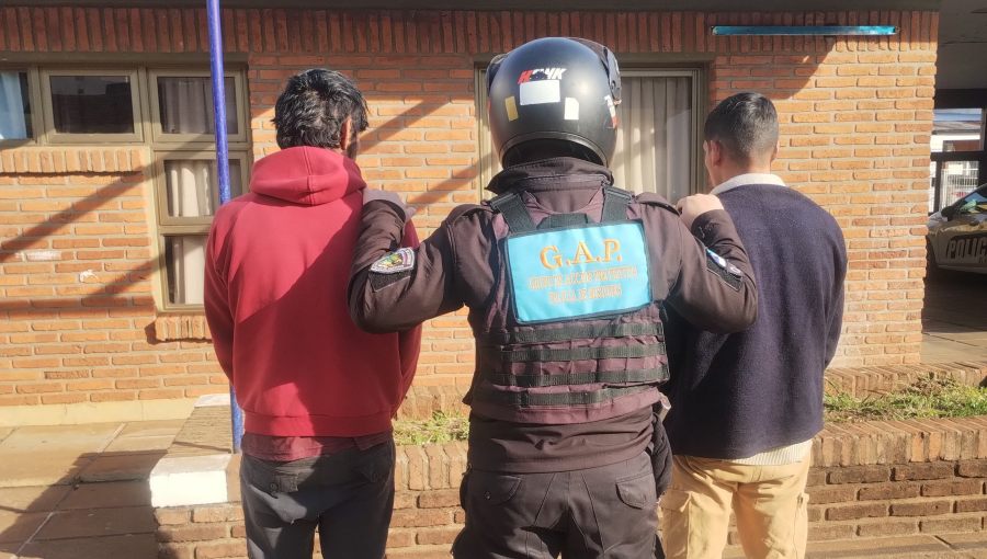 Seguimiento por cámaras del 911 y un cerrojo certero por los agentes del Grupo de Acción Preventiva de la Policía de Misiones permitió detener a dos individuos, ambos de 32 años en la ciudad de Posadas, quienes tras arrebatarle el celular a un joven