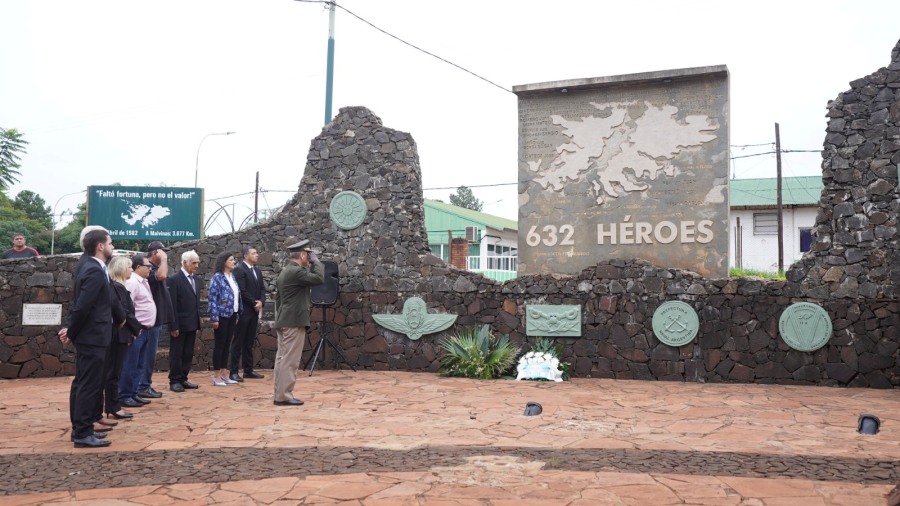 Misiones;: La ciudad de Apóstoles rindió homenaje a los Héroes de Malvinas, la Intendente María Eugenia Safrán encabezó el acto