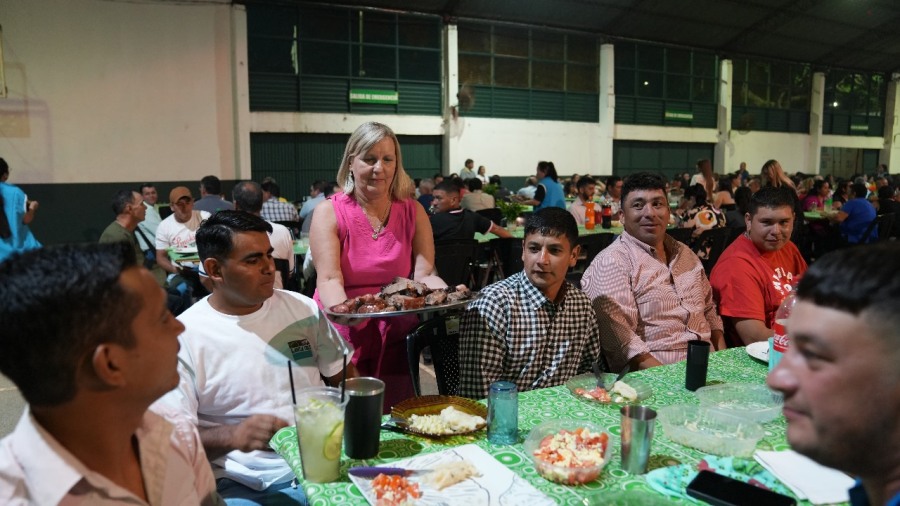 Una noche especial para los municipales de la ciudad de Apóstoles, la Intendente, María Eugenia Safrán anunció un aumento del 10% en el sueldo básico, además de un bono de 50.000 pesos para los empleados