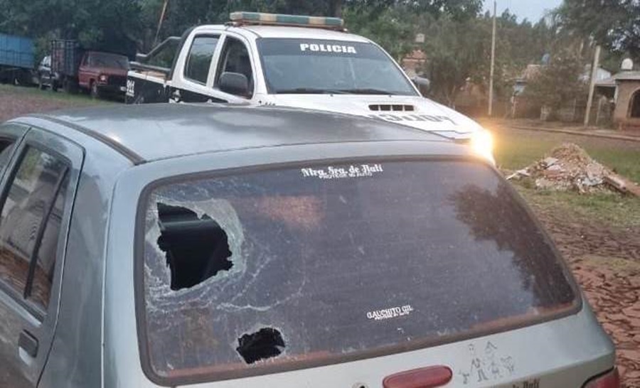 Dos hermanos atacaron una vivienda a pedradas provocando daños en un automóvil del conurbano de la ciudad misionera de Apóstoles, por lo que fueron detenidos