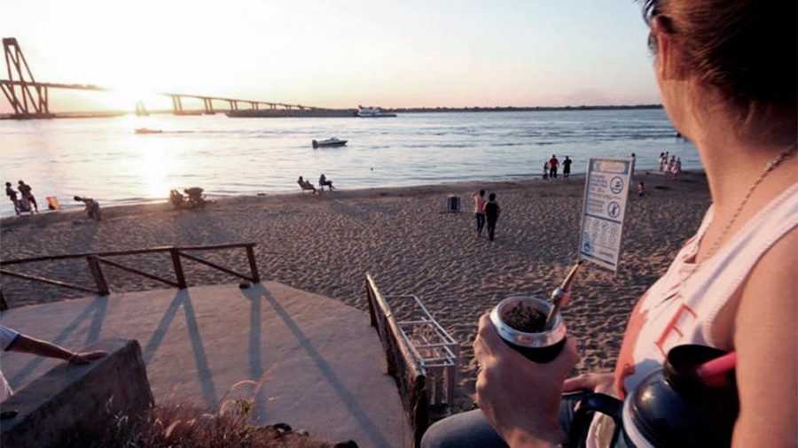 Vedaron la pesca en la Costanera de Corrientes por una "inusual concentración de peces"