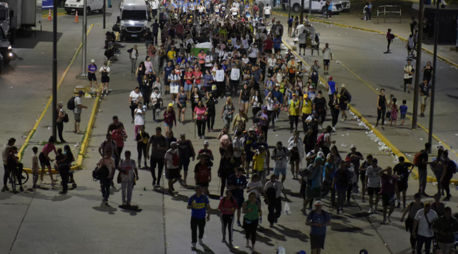 Miles de fieles asistieron a la misa central frente a la Basílica tras participar de la 50° Peregrinación Juvenil a Luján, la tradicional caminata inició el día sábado