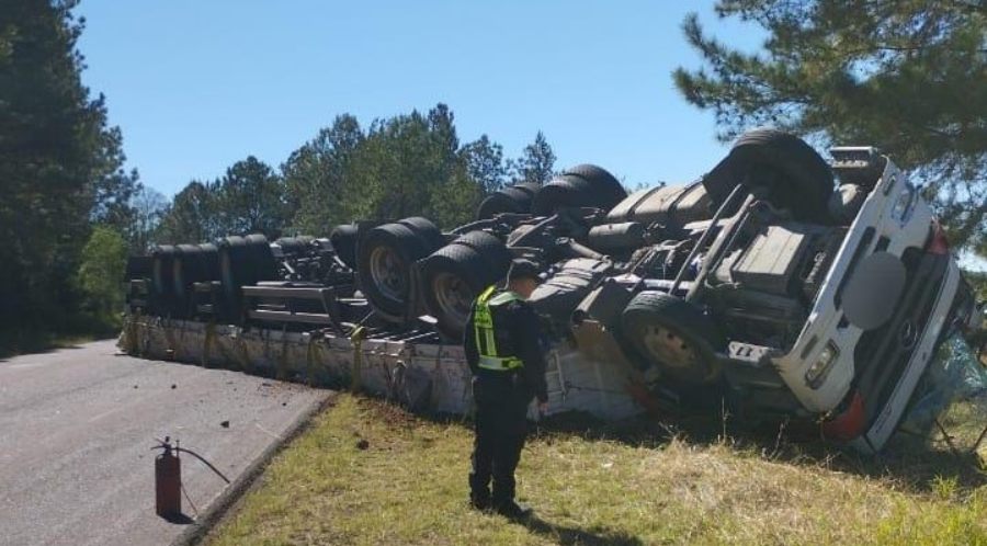 Conductor ileso tras despiste de un camión que circulaba por la Ruta Provincial N° 211 en la localidad misionera de Dos de Mayo