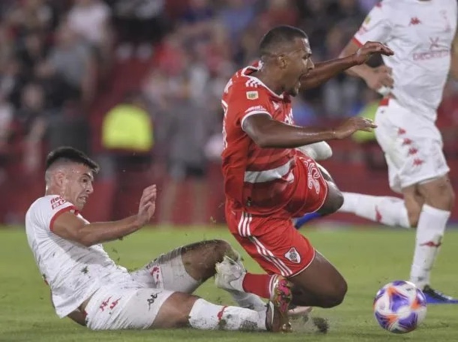 Copa de la Liga Profesional de Fútbol: River Plate perdió el invicto ante un Huracán que dio un gran paso de cara a la permanencia