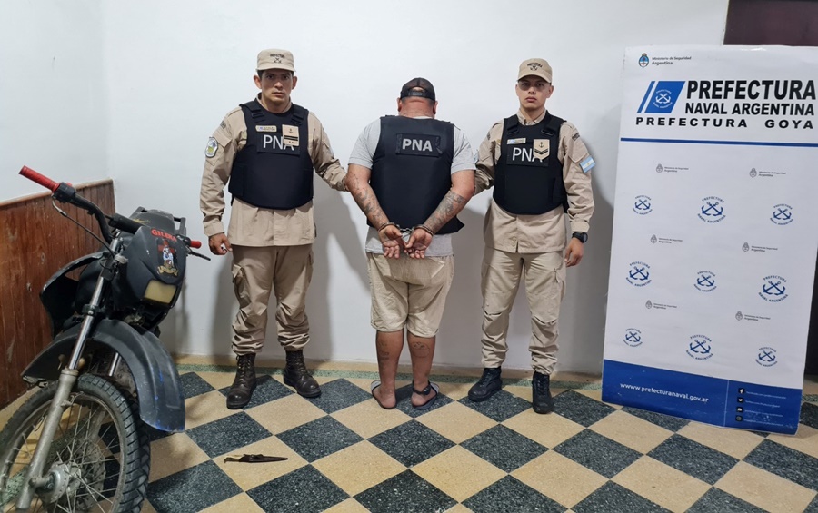 Prefectura Naval Argentina detuvo a un prófugo de la Justicia en Corrientes, iba armado con un cuchillo y trasladaba cocaína en una motocicleta