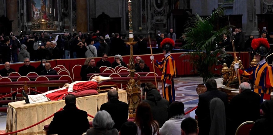 El adiós a Benedicto XVI: Miles de fieles despiden al Papa Emérito en la Basílica de San Pedro