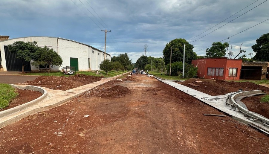 Misiones: La Dirección Provincial de Vialidad con un plan de trabajo por convenio con la Municipalidad, ejecuta obras de cordón cuneta y badenes en calles del Municipio de Azara