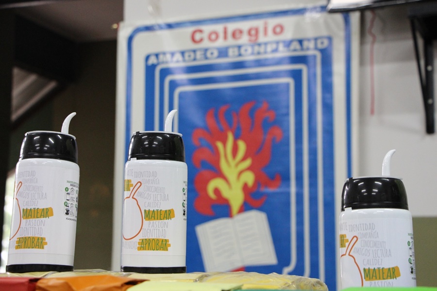 Yerba mate Verdeflor, junto a los estudiantes del Colegio Amadeo Bonpland, de Oberá