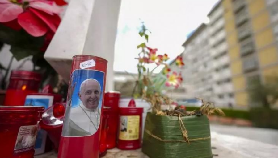 Santo Padre: El complejo cuadro clínico del Papa Francisco requiere una hospitalización más prolongada
