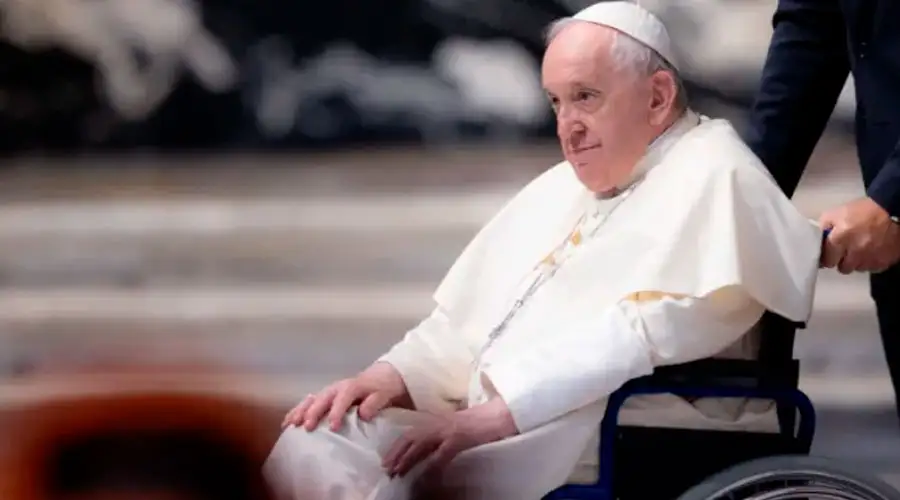 Hospitalizan al Papa Francisco por infección respiratoria
