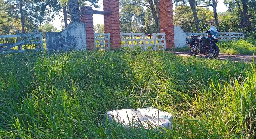 Dos individuos resultaron detenidos al intentar huir con 83 kilos de marihuana, luego de atropellar a un motociclista de Gendarmería Nacional