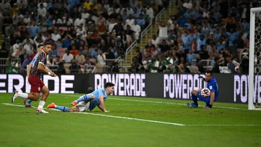 Julián Álvarez marcó un doblete para el Manchester City sobre Fluminense, que incluyó un gol de pecho a lo Messi, y dio una asistencia para ser campeón del Mundial de Clubes