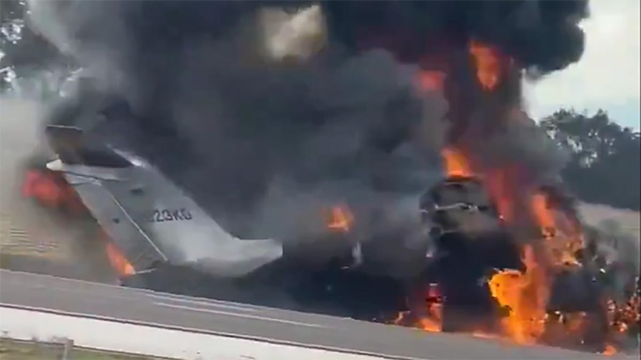Al suroeste del Estado de Florida: Dos personas murieron y tres sobrevivieron al estrellarse avioneta en autopista de Estados Unidos