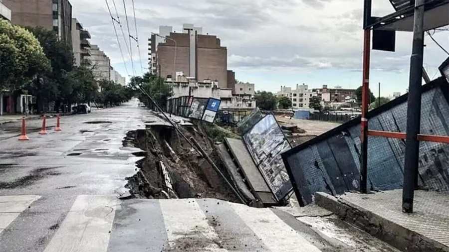 Se derrumbó una avenida en la capital: Córdoba recibió el año con un fuerte temporal de viento, lluvia y granizo