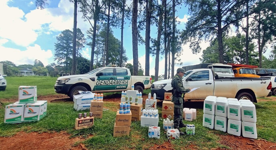 Herbicidas, plaguicidas y químicos para el tratamiento del agua eran transportados en un vehículo sin habilitación, asimismo, los elementos carecían de documentación respaldatoria