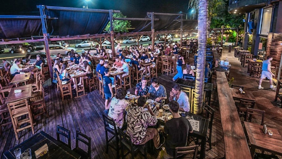 Misiones: Este fin de semana, turistas disfrutan de las noches posadeñas, bares y restaurantes con un intenso movimiento, también se replica en distintos Municipios como; Puerto Iguazú, Oberá, San Ignacio y El Soberbio