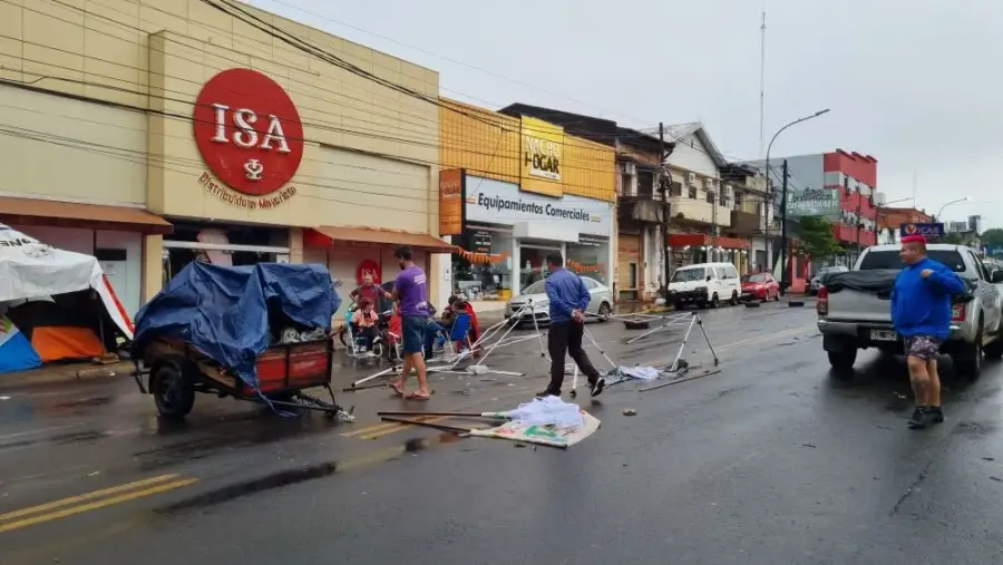 Posadas: Séptimo día de acampe en la Avenida Uruguay, Persisten en el lugar policías, docentes, personal de salud y de otros sectores aunque la tormenta de esta madrugada provocó que algunas carpas se vuelen
