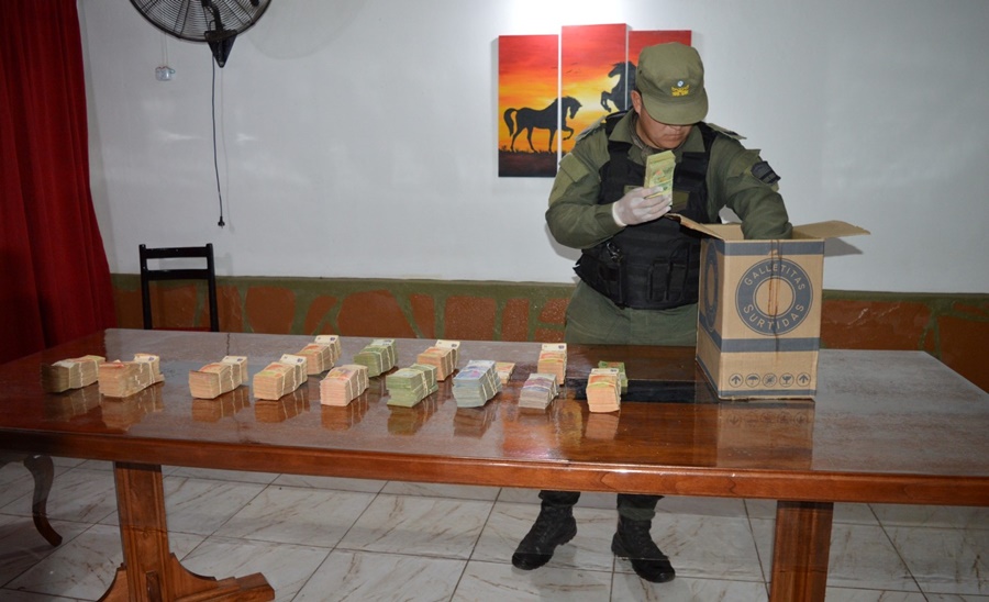 Misiones: Sobre la Ruta Nacional N° 105, altura del peaje Fachinal, Gendarmería Nacional secuestró más de siete millones de pesos, sin documentación que avale su legal tenencia