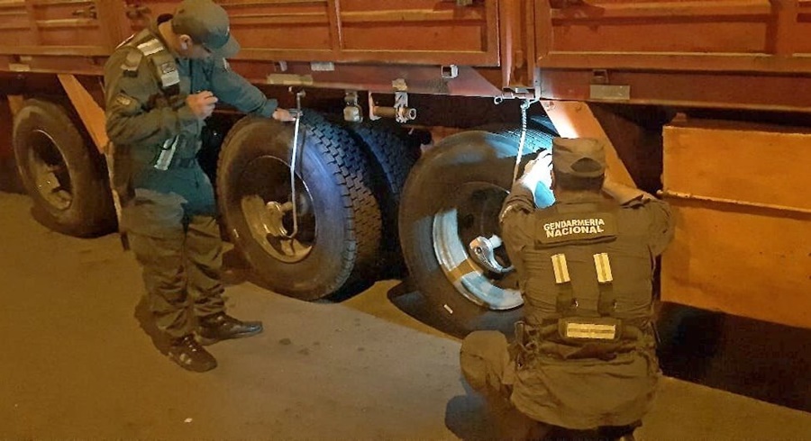Camiones con neumáticos de contrabando colocados fueron secuestrados por Gendarmería Nacional, y los transportes cargaban, además, con 74 neumáticos para ser recapados