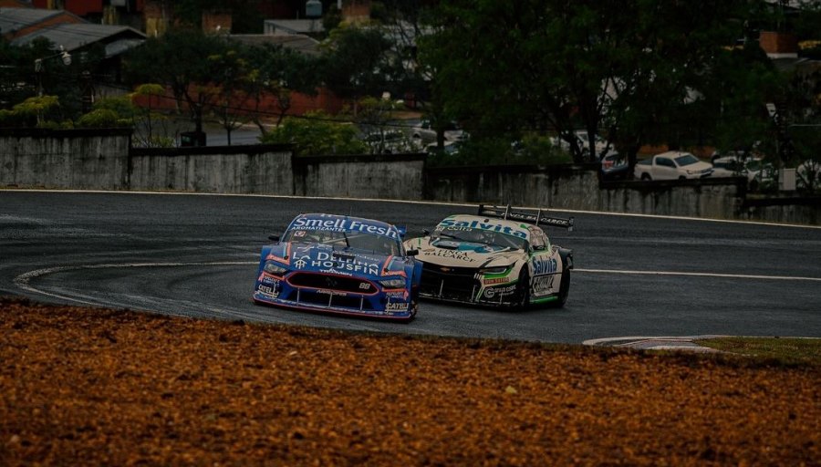 Misiones: A pesar de la lluvia, el Turismo Carretera se vivió a pleno en el Autódromo Rosamonte de la ciudad de Posadas,el piloto de Arrecifes Nicolás Trosset fue el absoluto ganador con su Ford Mustang